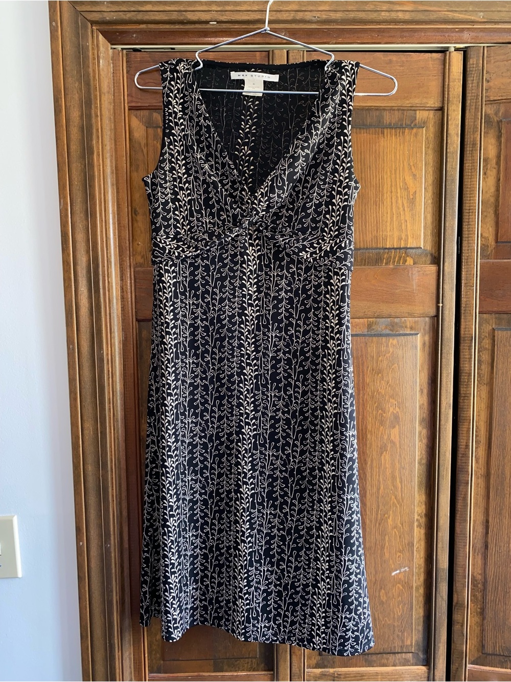 Max Studio Black V-Neck Sleeveless Dress with Silver Cream Print, size XS
